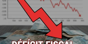 Pilha de notas de Real com seta vermelha para baixo, simbolizando déficit fiscal.